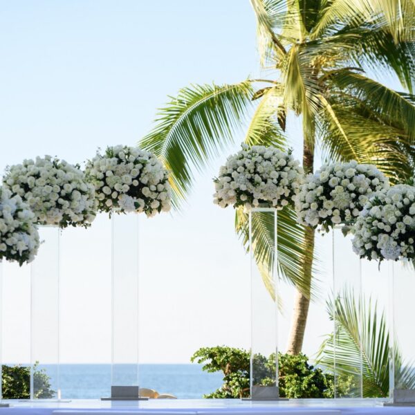 minimalist decoration with white flowers in puerto vallarta