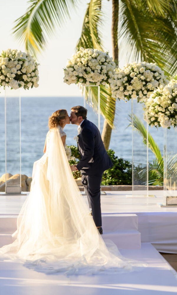 romantic wedding in front to the beach in puerto vallarta