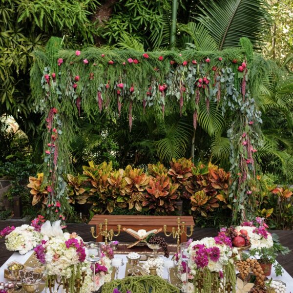 greenery background with fucsia and white flowers for a wedding in puerto valalrta