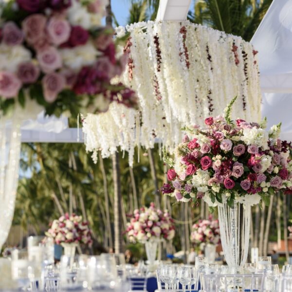flower arragements with pink, violet and white roses in puerto vallarta